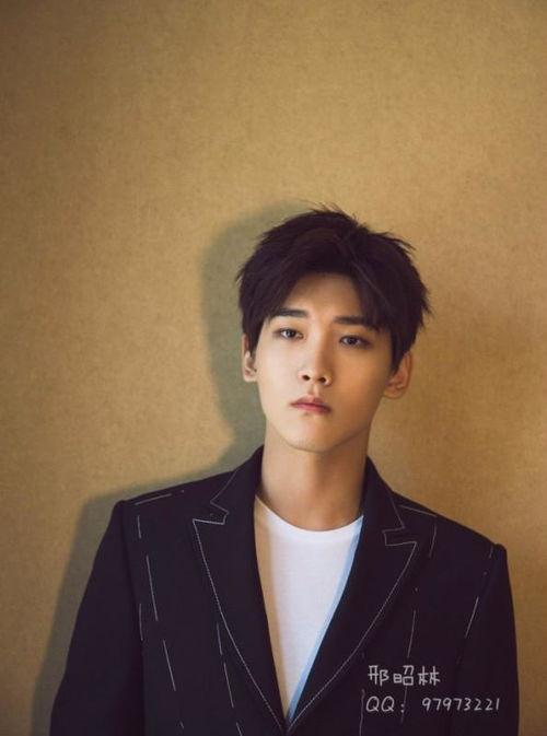 形昭林的生活照,光影中的生活印记